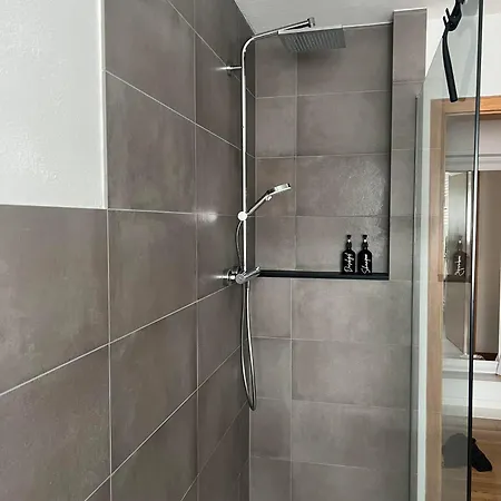 Moderne Familienfreundliche Am Waldrand Von Mit Terrasse * 普鲁姆